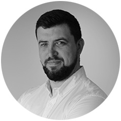 mateusz-profile-image Black and white portrait photograph of Mateusz Pisarski